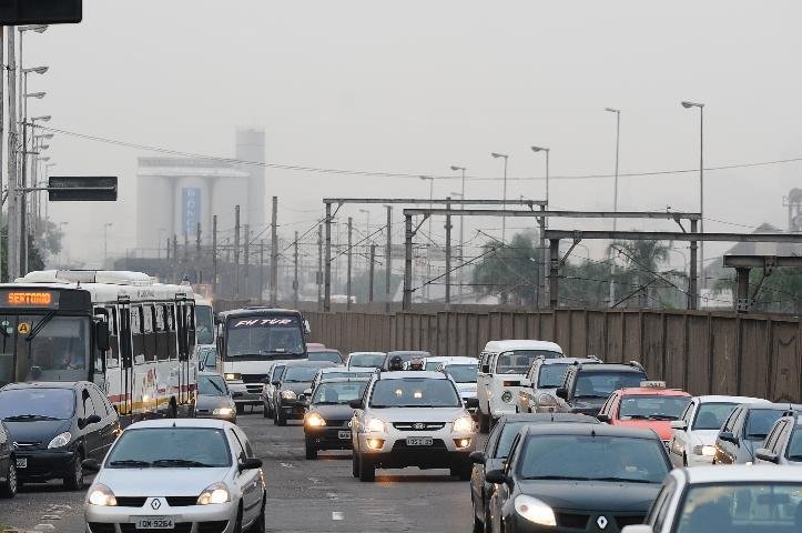 Dois &ocirc;nibus e carro colidem na avenida Castelo Branco 