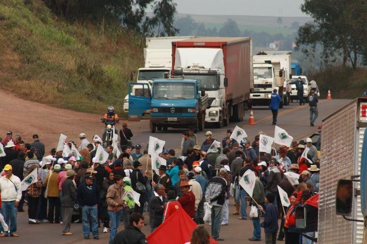 Em Erechim, cerca de 130 pessoas bloquearam a BR-153
