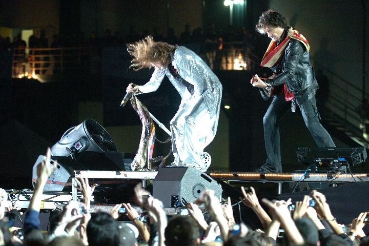 Com 40 anos de carreira, banda entregou uma sequ&ecirc;ncia de hits para 15 mil f&atilde;s