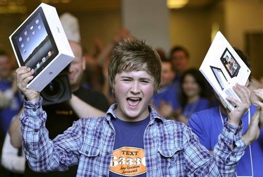 Milhares de f&atilde;s da Apple formam filas para lan&ccedil;amento mundial do iPad