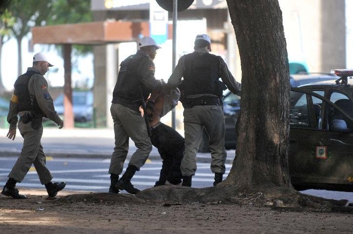 Policial algema, pisa e arrasta homem em pra&ccedil;a da Capital
