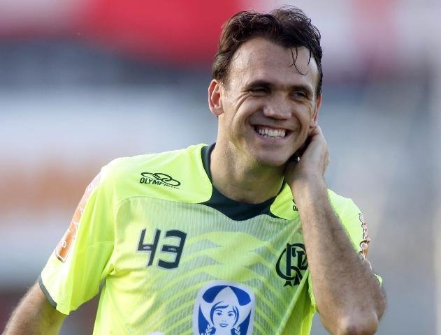 Flamengo anuncia renova&ccedil;&atilde;o com meia Petkovic at&eacute; 2011