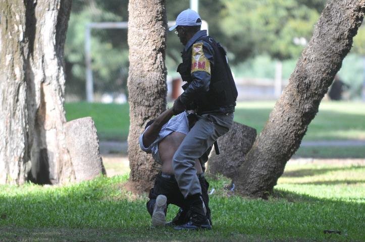 Policial militar arrasta homem algemado at&eacute; viatura