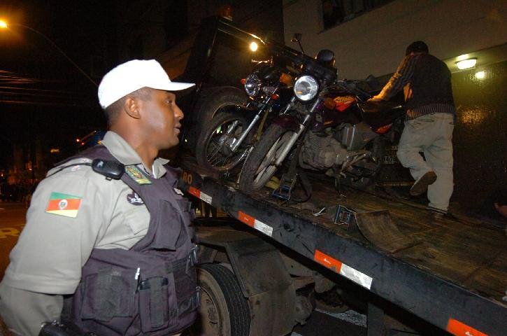 Outros 18 ve&iacute;culos foram recolhidos e dois motoristas encaminhados &agrave; Delegacia de Delito de Tr&acirc;nsito, com sinais de embriaguez