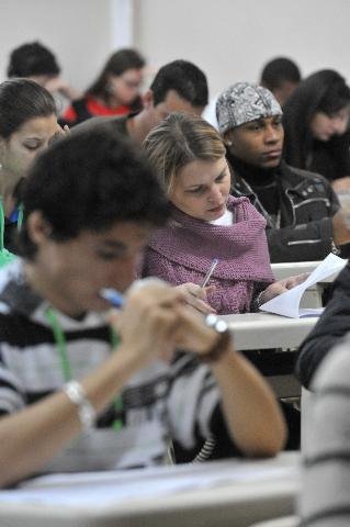 Gabarito ser&aacute; divulgado a partir das 18h no site da universidade