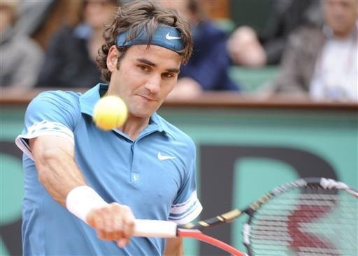 Federer vence e est&aacute; nas quartas em Roland Garros