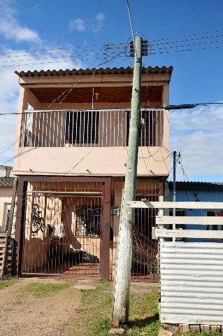 Fios energizados ficaram sobre os telhados