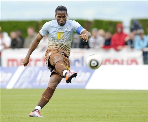 Drogba marcou um dos gols no empate da Costa do Marfim 