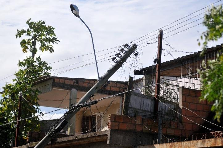 CEEE conserta postes que ca&iacute;ram sobre casa em Porto Alegre