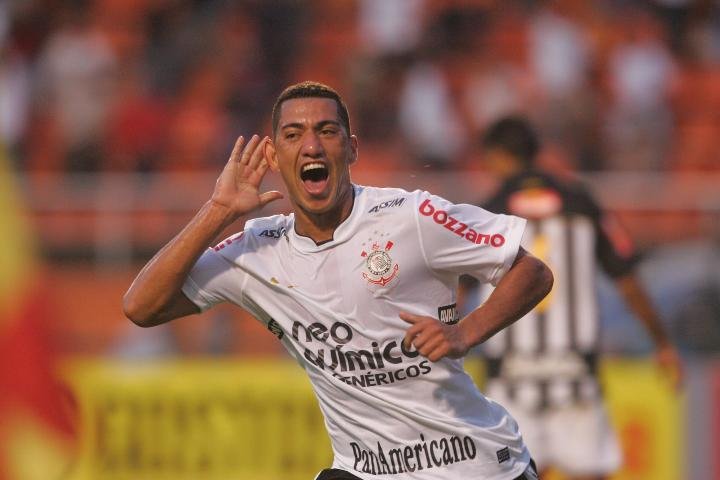 Ralf marcou um dos gols da vit&oacute;ria do Corinthians sobre o Santos