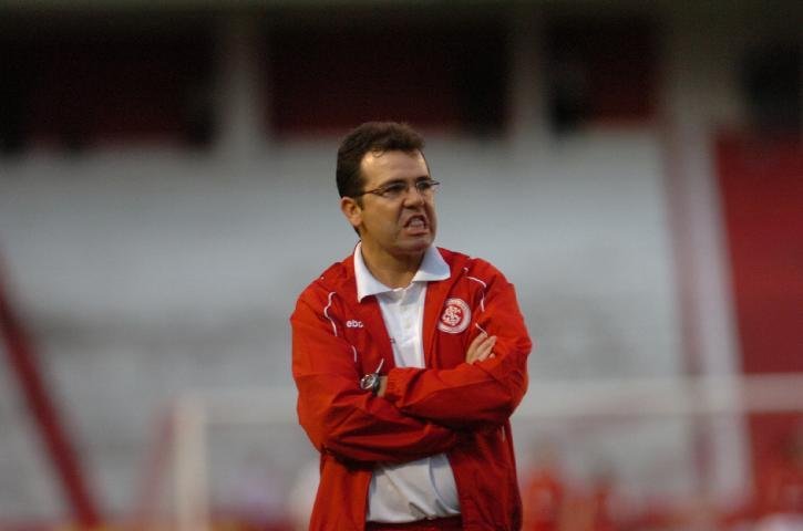 Enderson Moreira comandou o time interinamente