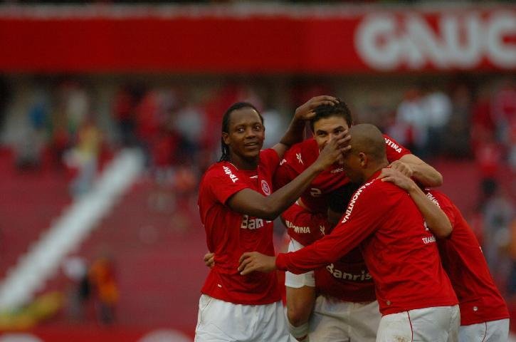 Inter abole esquema com tr&ecirc;s zagueiros