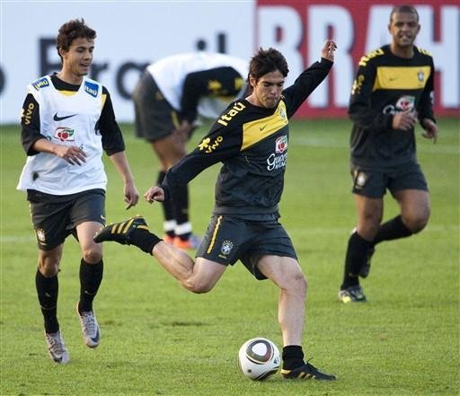 Michel Bastos e Kak&aacute; treinaram entre os titulares
