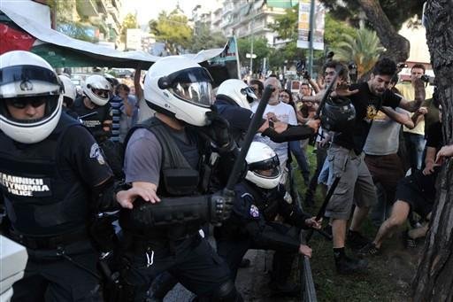Pol&iacute;cia enfrenta manifestantes em protesto contra ataque