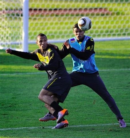 Dunga reuniu os atacantes para um r&aacute;pido treino de finaliza&ccedil;&atilde;o
