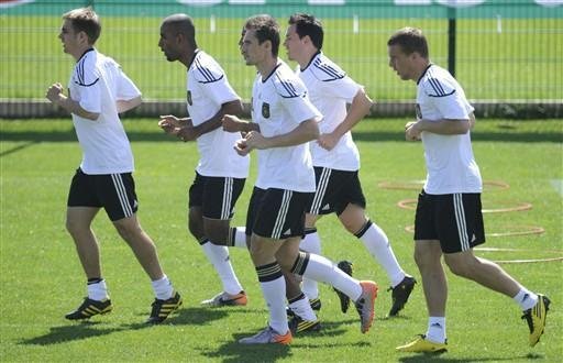 Brasileiro Cacau (segundo da esquerda para a direita) disputar&aacute; a Copa pela Alemanha