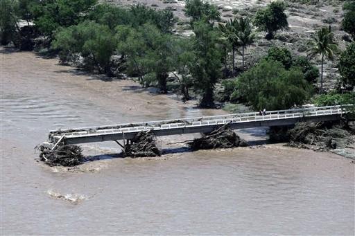 Enchentes tamb&eacute;m derrubaram pontes no pa&iacute;s