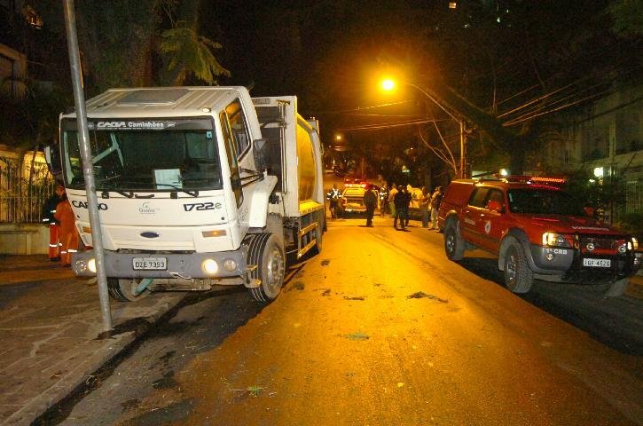 Caminh&atilde;o s&oacute; parou ao bater em &aacute;rvore e poste