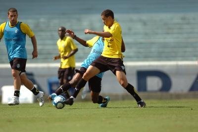 Roberson pode receber chances no time titular contra o Atl&eacute;tico-MG