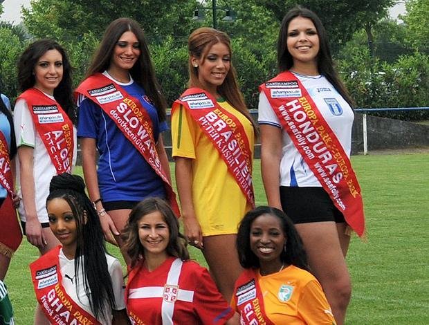 Brasileira posa entre candidatas eslovaca e hondurenha