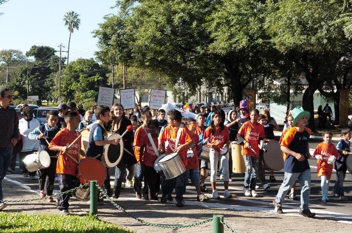Caminhada da Solidariedade re&uacute;ne educadores e crian&ccedil;as