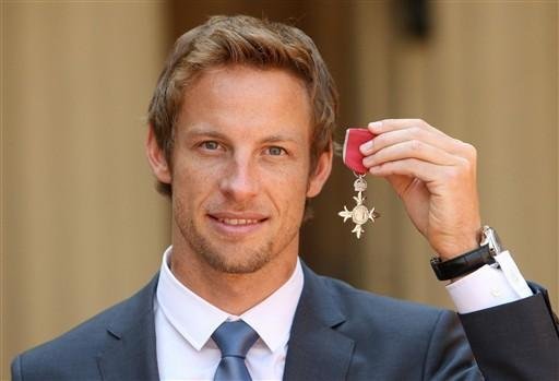 Button recebe condecora&ccedil;&atilde;o da rainha Elizabeth II