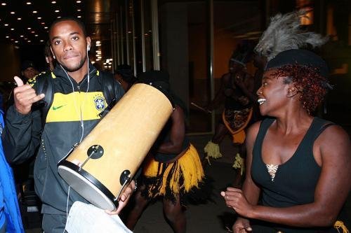 Atletas da Sele&ccedil;&atilde;o curtem pagode durante voo