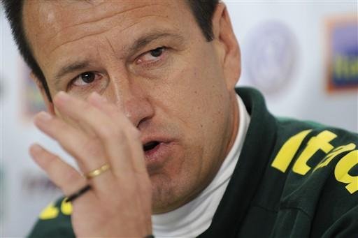 Dunga aponta melhora no desempenho de Kak&aacute;