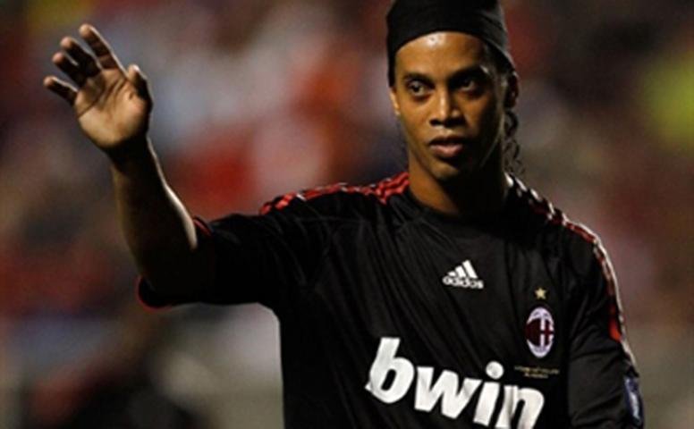 Ronaldinho Ga&uacute;cho volta a lamentar aus&ecirc;ncia na Copa