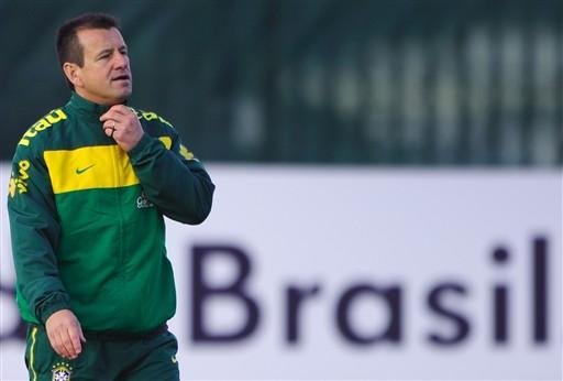 Dunga afirma que no Brasil todos s&atilde;o titulares e que ainda h&aacute; o que melhorar