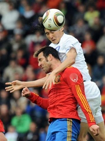 O espanhol Carlos Marchena (E) e o sul-coreano Lee Soo Jung lutam pela bola durante o jogo amistoso entre a Espanha e a Coreia do Sul.