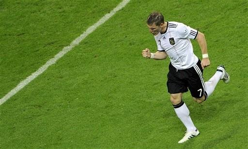 Schweinsteiger comemora depois de marcar na vit&oacute;ria da Alemanha