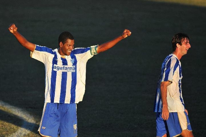 Adriano comemora gol do Cruzeiro