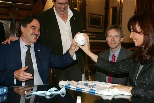 Cinesta Oliver Stone recebeu camisa da sele&ccedil;&atilde;o Argentina