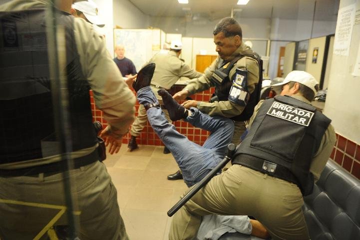 Justi&ccedil;a libera condutor suspeito de agress&atilde;o a policiais