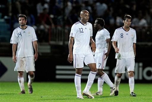Jogadores da Fran&ccedil;a cabisbaixos ap&oacute;s o gol da China