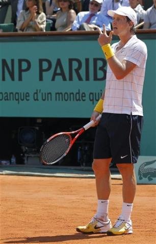 Soderling diz que poder&aacute; vencer Nadal novamente