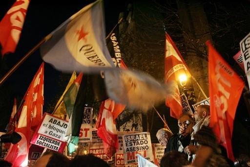 Milhares de pessoas protestam em Buenos Aires contra ataque a frota para Gaza