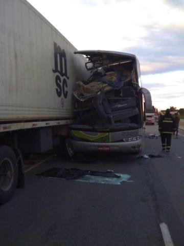 Ve&iacute;culo que fazia a linha Porto Alegre-Maring&aacute; bateu na traseira de uma carreta