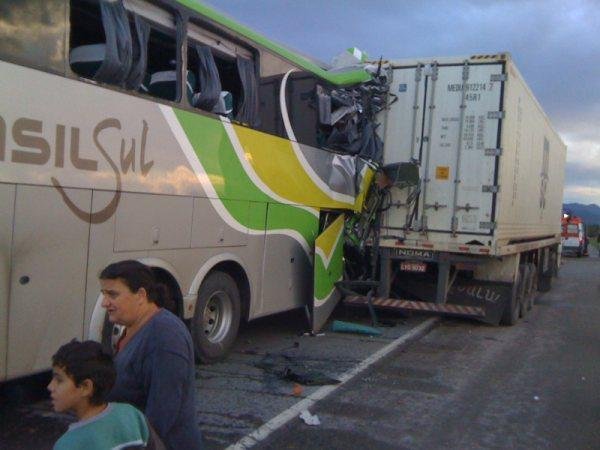 &Ocirc;nibus colidiu com carreta na BR-101