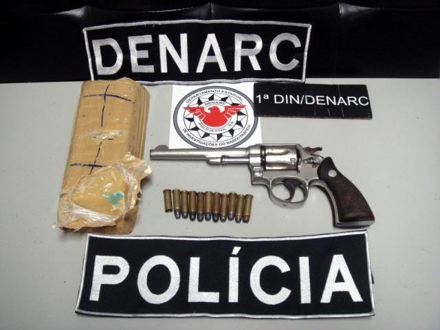 Denarc apreende crack e arma na Restinga 
