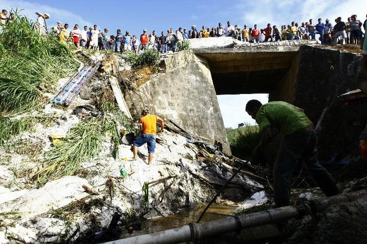 Acidente com &ocirc;nibus mata 17 pessoas na Bahia
