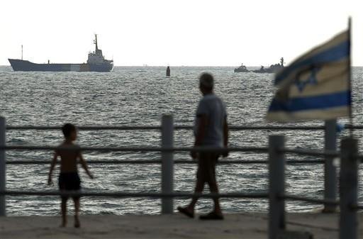 Navio irland&ecirc;s chega escoltado a porto de Israel