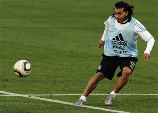 Maradona testa ataque da Argentina com Tevez, Messi e Hugua&iacute;n
