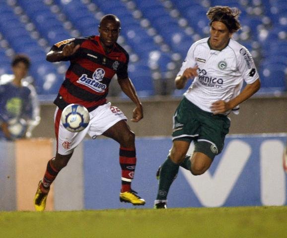 Goi&aacute;s vira em tr&ecirc;s minutos e bate o Flamengo no Maracan&atilde;