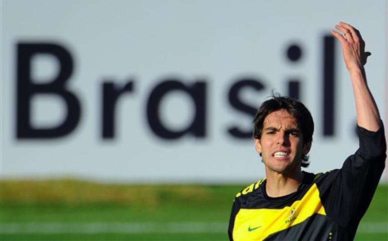 Sem Julio C&eacute;sar, Brasil faz apenas um rach&atilde;o no treino