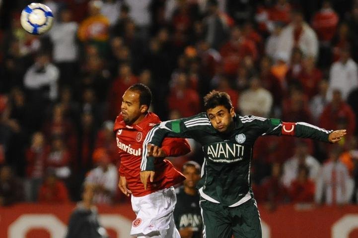 Insatisfeito com substitui&ccedil;&atilde;o, Alecsandro se diz tranquilo no Inter