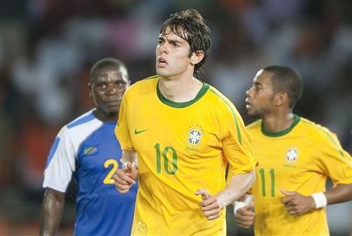 Kak&aacute; comemora atua&ccedil;&atilde;o, admite falta de ritmo