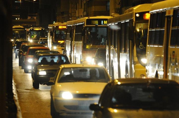 &Ocirc;nibus &eacute; retirado na Castelo Branco, mas tr&acirc;nsito continua lento
