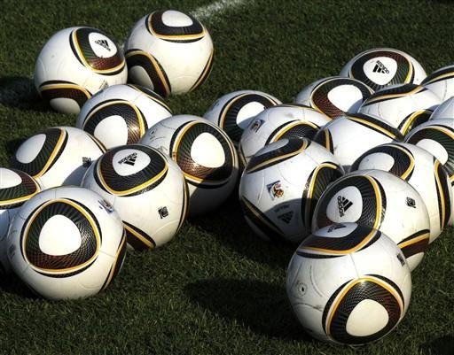 Bola que ser&aacute; usada na Copa tem sido criticada pelos jogadores